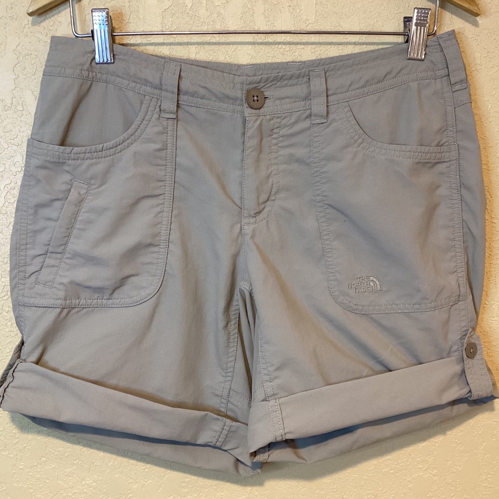 The Northface WOMEN'S Size 4 Khaki button waist cargo shorts interior drawstring